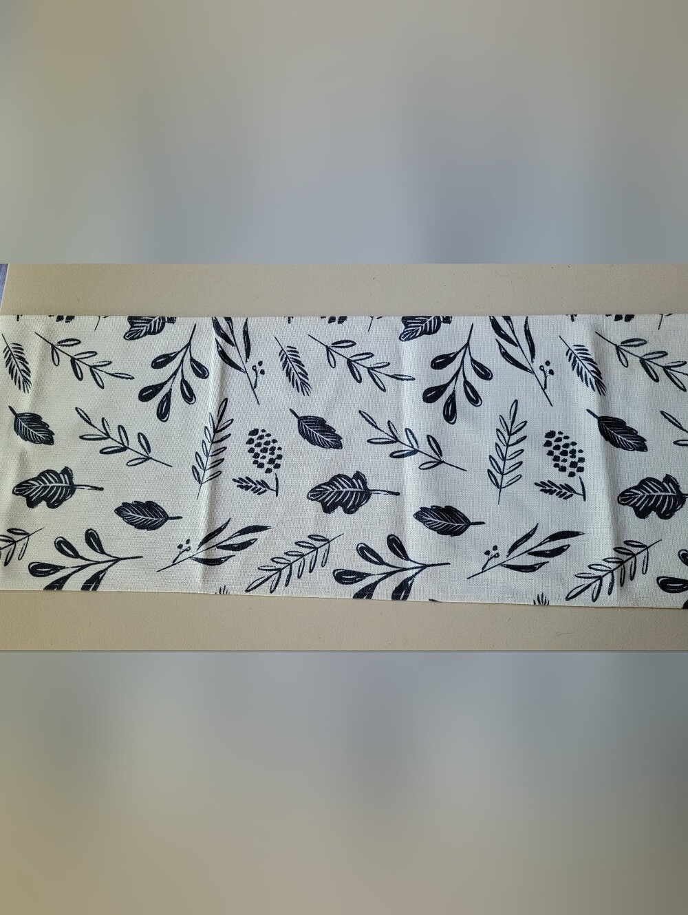 Decocrated Leaf Table Runner